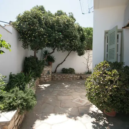 Aparthotel Hara Studios And Naoussa